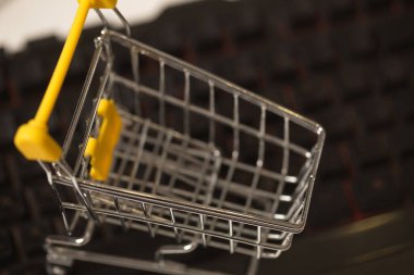 Evden bilgisayar kullanarak online alışveriş. bilgisayar klavyesi