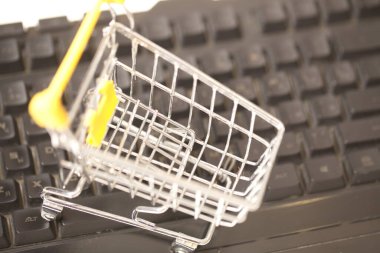 Evden bilgisayar kullanarak online alışveriş. bilgisayar klavyesi