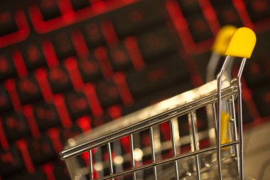 Evden bilgisayar kullanarak online alışveriş. bilgisayar klavyesi