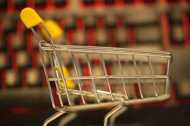 Evden bilgisayar kullanarak online alışveriş. bilgisayar klavyesi