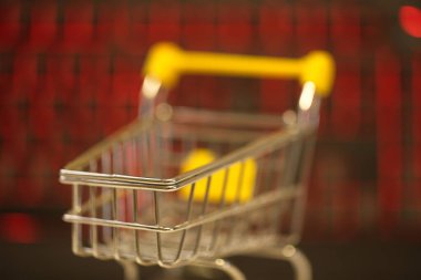 Evden bilgisayar kullanarak online alışveriş. bilgisayar klavyesi