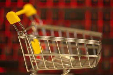 Evden bilgisayar kullanarak online alışveriş. bilgisayar klavyesi