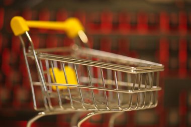 Evden bilgisayar kullanarak online alışveriş. bilgisayar klavyesi