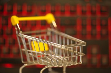 Evden bilgisayar kullanarak online alışveriş. bilgisayar klavyesi