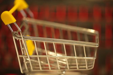 Evden bilgisayar kullanarak online alışveriş. bilgisayar klavyesi