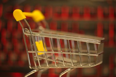 Evden bilgisayar kullanarak online alışveriş. bilgisayar klavyesi