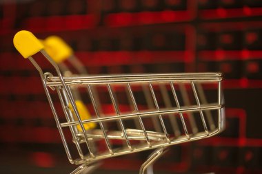 Evden bilgisayar kullanarak online alışveriş. bilgisayar klavyesi