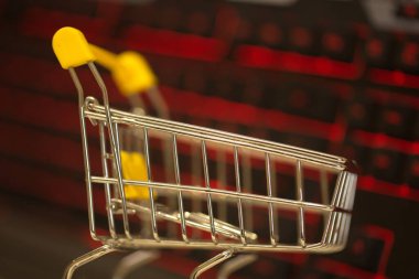 Evden bilgisayar kullanarak online alışveriş. bilgisayar klavyesi