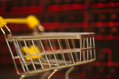 Evden bilgisayar kullanarak online alışveriş. bilgisayar klavyesi