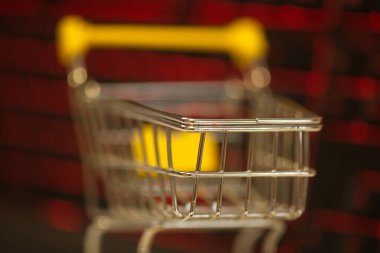 Evden bilgisayar kullanarak online alışveriş. bilgisayar klavyesi