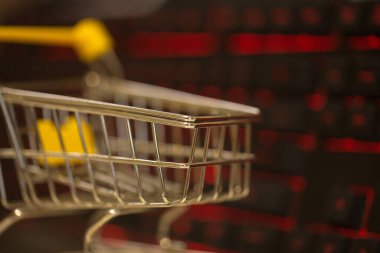 Evden bilgisayar kullanarak online alışveriş. bilgisayar klavyesi