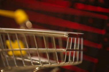 Evden bilgisayar kullanarak online alışveriş. bilgisayar klavyesi