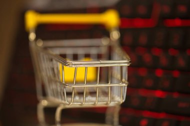 Evden bilgisayar kullanarak online alışveriş. bilgisayar klavyesi