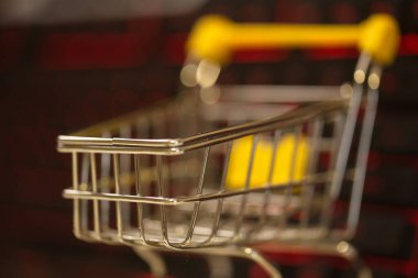 Evden bilgisayar kullanarak online alışveriş. bilgisayar klavyesi