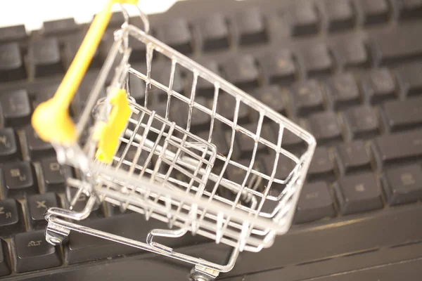 Evden bilgisayar kullanarak online alışveriş. bilgisayar klavyesi