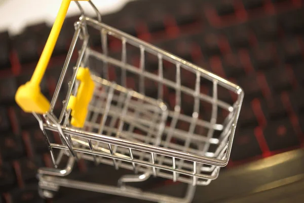 Evden bilgisayar kullanarak online alışveriş. bilgisayar klavyesi