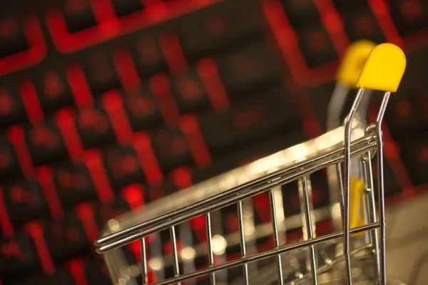 Evden bilgisayar kullanarak online alışveriş. bilgisayar klavyesi