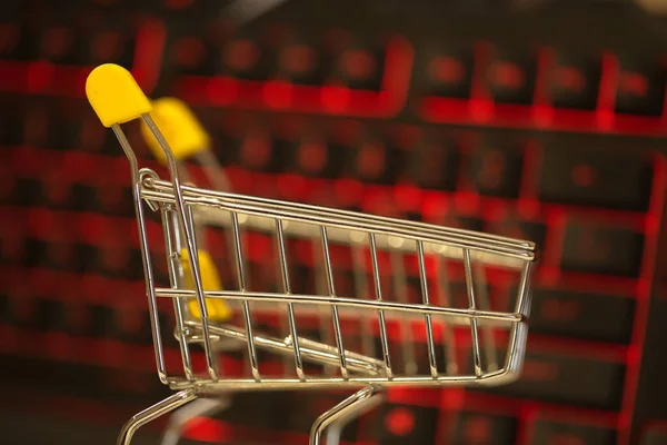 Evden bilgisayar kullanarak online alışveriş. bilgisayar klavyesi