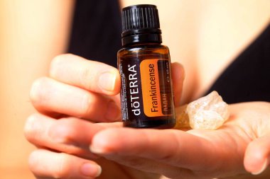 Belarus, Minsk, 2021. Elinde illüstrasyonal doterra yağı olan bir kadın.