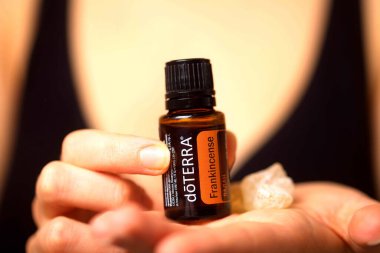 Belarus, Minsk, 2021. Elinde illüstrasyonal doterra yağı olan bir kadın.