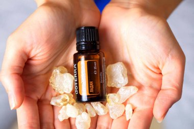 Belarus, Minsk, 2021. Elinde illüstrasyonal doterra yağı olan bir kadın.