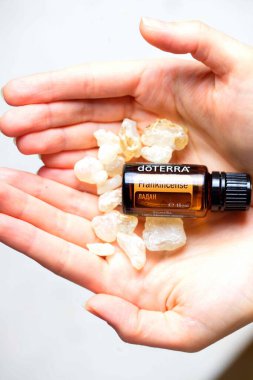 Belarus, Minsk, 2021. Elinde illüstrasyonal doterra yağı olan bir kadın.