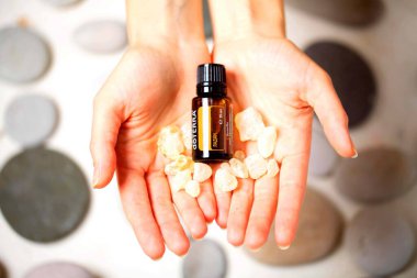 Belarus, Minsk, 2021. Elinde illüstrasyonal doterra yağı olan bir kadın.