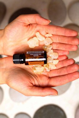 Belarus, Minsk, 2021. Elinde illüstrasyonal doterra yağı olan bir kadın.