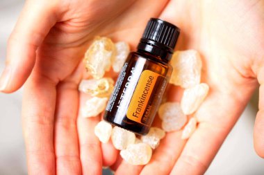 Belarus, Minsk, 2021. Elinde illüstrasyonal doterra yağı olan bir kadın.