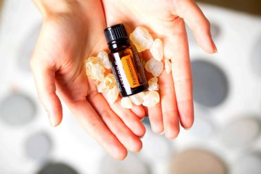Belarus, Minsk, 2021. Elinde illüstrasyonal doterra yağı olan bir kadın.