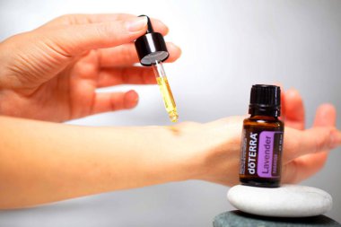 Belarus, Minsk, 2021. Elinde illüstrasyonal doterra yağı olan bir kadın.