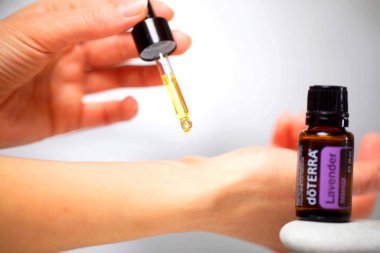 Belarus, Minsk, 2021. Elinde illüstrasyonal doterra yağı olan bir kadın.