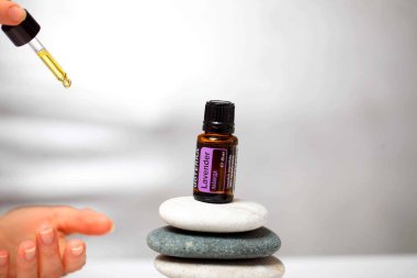Belarus, Minsk, 2021. Elinde illüstrasyonal doterra yağı olan bir kadın.