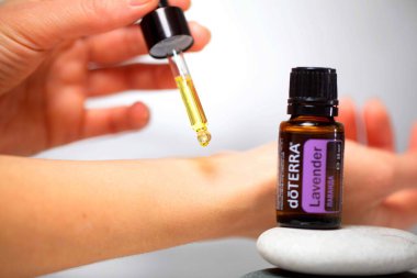 Belarus, Minsk, 2021. Elinde illüstrasyonal doterra yağı olan bir kadın.