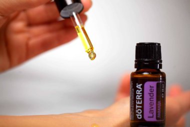 Belarus, Minsk, 2021. Elinde illüstrasyonal doterra yağı olan bir kadın.