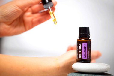Belarus, Minsk, 2021. Elinde illüstrasyonal doterra yağı olan bir kadın.