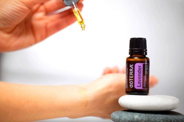 Belarus, Minsk, 2021. Elinde illüstrasyonal doterra yağı olan bir kadın.