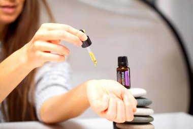 Belarus, Minsk, 2021. Elinde illüstrasyonal doterra yağı olan bir kadın.