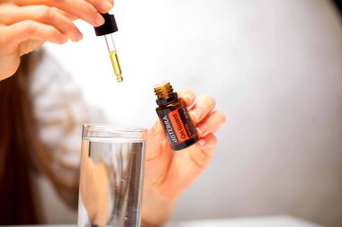 Belarus, Minsk, 2021. Elinde illüstrasyonal doterra yağı olan bir kadın.