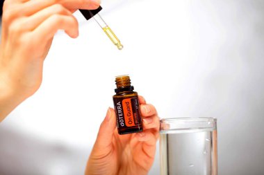 Belarus, Minsk, 2021. Elinde illüstrasyonal doterra yağı olan bir kadın.