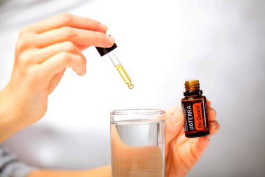 Belarus, Minsk, 2021. Elinde illüstrasyonal doterra yağı olan bir kadın.