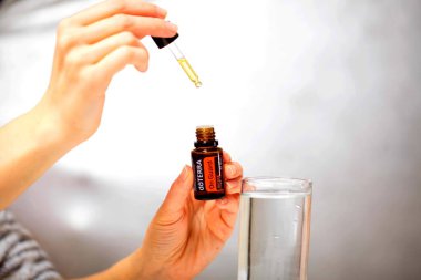Belarus, Minsk, 2021. Elinde illüstrasyonal doterra yağı olan bir kadın.