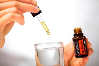 Belarus, Minsk, 2021. Elinde illüstrasyonal doterra yağı olan bir kadın.