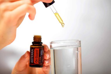Belarus, Minsk, 2021. Elinde illüstrasyonal doterra yağı olan bir kadın.