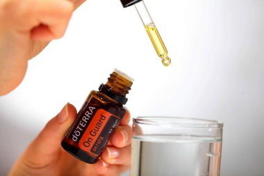 Belarus, Minsk, 2021. Elinde illüstrasyonal doterra yağı olan bir kadın.