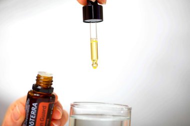 Belarus, Minsk, 2021. Elinde illüstrasyonal doterra yağı olan bir kadın.