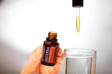 Belarus, Minsk, 2021. Elinde illüstrasyonal doterra yağı olan bir kadın.