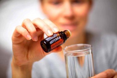 Belarus, Minsk, 2021. Elinde illüstrasyonal doterra yağı olan bir kadın.