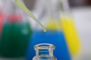 Kimyasal laboratuvar plastik ambalaj laboratuvar asistanı kız testi