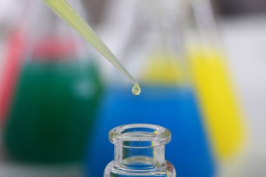 Kimyasal laboratuvar plastik ambalaj laboratuvar asistanı kız testi